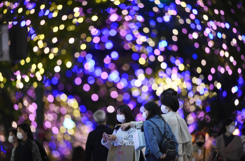 大阪市のメインストリートの御堂筋で「御堂筋イルミネーション」が始まった。LEDで色鮮やかに彩られた御堂筋で写真撮影を楽しむ女性たち=大阪市中央区で2021年11月3日午後5時38分、藤井達也撮影