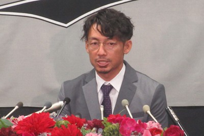 引退会見したロッテの鳥谷敬＝千葉市のZOZOマリンスタジアムで2021年11月3日午後1時ごろ、岸本悠撮影
