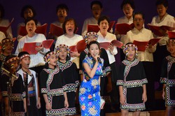 一青窈さん（中央）と共に「花は咲く」を歌う台湾の合唱団員と町高齢者大学コーラス部員＝北海道白老町で2018年7月23日、福島英博撮影