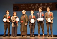 江戸川乱歩賞を受賞した桃野雑派さん（左端）＝2021年11月1日、小林遥撮影