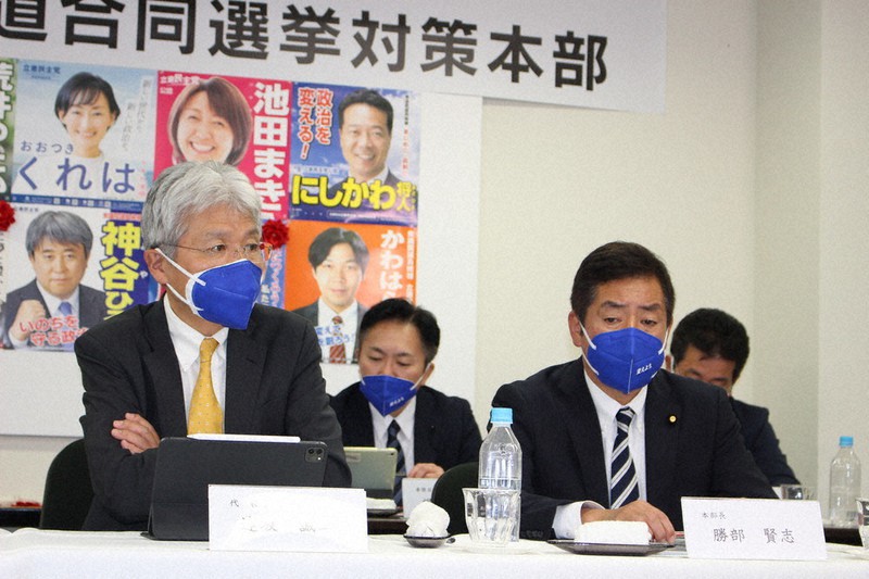 道3区、4区の公認候補の落選が伝えられ、沈痛な表情を浮かべる立憲道連の逢坂誠二代表(前列左)ら=札幌市中央区で2021年11月1日、源馬のぞみ撮影