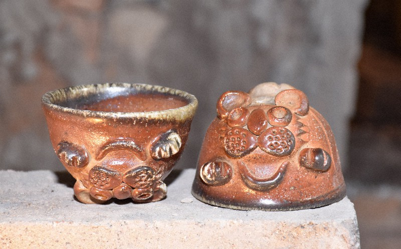 寅」のぐい飲み窯出し 津軽烏城焼の工房 黒石 ／青森 | 毎日新聞