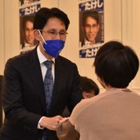 当選が確実になり支持者にグータッチで感謝を伝える階猛氏＝盛岡市で2021年10月31日、日向米華撮影