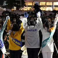 街頭演説会で、応援に駆けつけた立憲民主党の枝野幸男代表（中央）とともに支持を訴える候補者たち＝仙台市青葉区で2021年10月20日、和田大典撮影