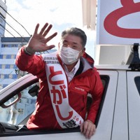 遊説に出発する際、支持者に手を振る冨樫博之氏＝秋田市で2021年10月19日、高野裕士撮影