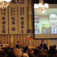 加藤鮎子氏の決起大会にリモート出演する岸田首相。自民の各候補は政権安定に向けて戦った＝山形県鶴岡市で2021年10月20日、長南里香撮影