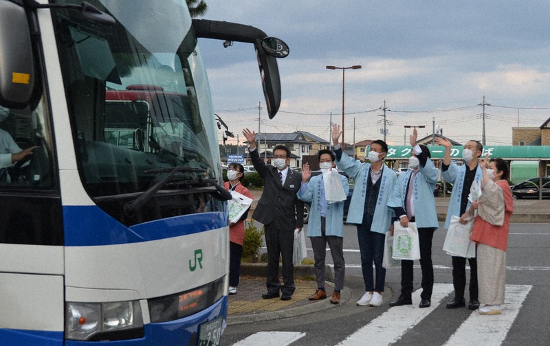 法被姿でお出迎え 那須塩原 温泉郷 無料直通バスpr 栃木 毎日新聞