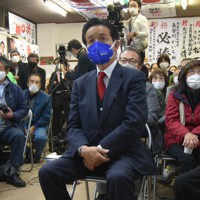 小選挙区での落選が決まり、支持者とともに比例の開票結果を待つ長谷川嘉一氏＝群馬県太田市由良町で2021年10月31日午後10時58分、高橋努撮影