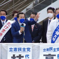 地元で街頭演説に立つ立憲の枝野幸男代表（左から2人目）＝JR大宮駅前で2021年10月23日、山越峰一郎撮影