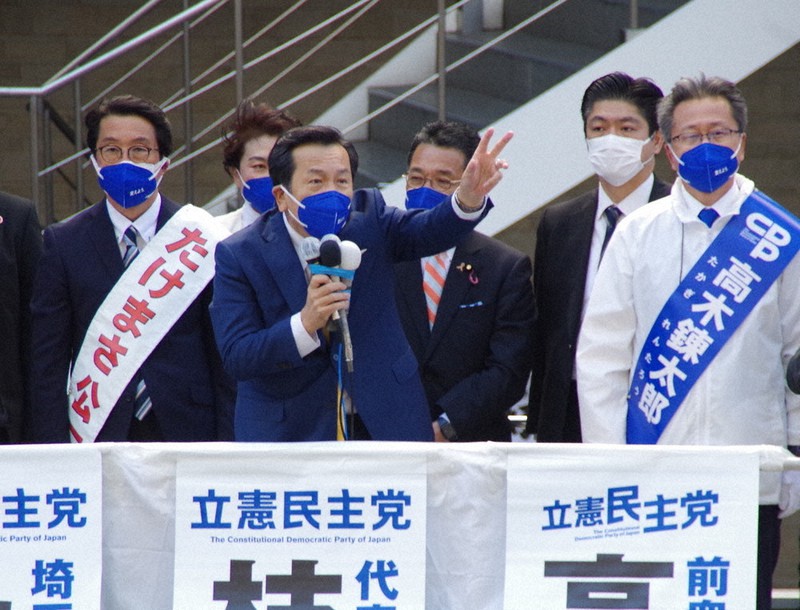 地元で街頭演説に立つ立憲の枝野幸男代表（左から2人目）＝JR大宮駅前で2021年10月23日、山越峰一郎撮影