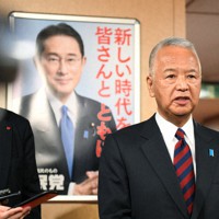 衆院選に関し記者団の質問に答える自民党の甘利明幹事長＝東京都千代田区の同党本部で2021年10月31日午後11時半、西夏生撮影