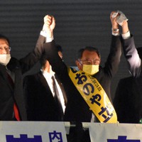 岸田文雄首相（左）は衆院選で自民党候補の応援のため県内に入ったが、3区と8区で立憲民主党の候補に敗れた＝浜松市中区で2021年10月21日、山田英之撮影