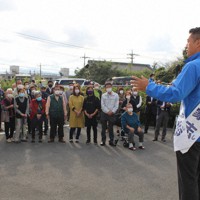 比例は公明党。ピンクの紙には公明党」と聴衆に訴える細野豪志氏＝静岡県富士市大淵で2021年10月27日、石川宏撮影