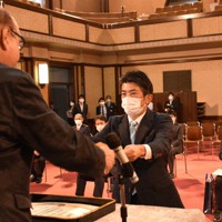 当選証書を受け取る立憲民主、重徳和彦氏＝愛知県庁で2021年11月2日、高井瞳撮影