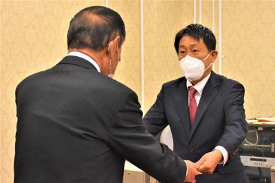 滋賀県選管の世古正委員長（左）から当選証書を受ける武村展英氏＝滋賀県庁で、菅健吾撮影