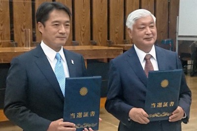 付与された当選証書を手に、記念撮影に応じる中谷氏（右）と尾崎氏＝高知市で、小宅洋介撮影