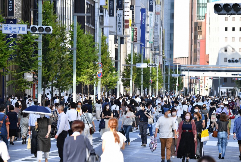緊急事態宣言解除が解除された週末、東京・銀座では歩行者天国が再開され、多くの人が集まった=東京都中央区で2021年10月2日、大西岳彦撮影