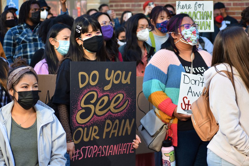 アジア系住民へのヘイトクライムに抗議する集会=米西部ロサンゼルスで2021年3月13日、福永方人撮影