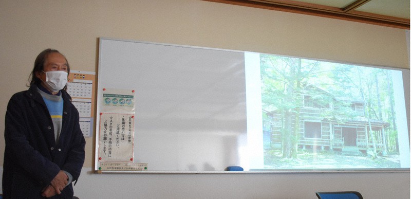 歴史的・文化的な別荘の保存の必要性を訴える軽井沢文化遺産保存会の増淵宗一さん=長野県軽井沢町で2021年11月4日、坂根真理撮影