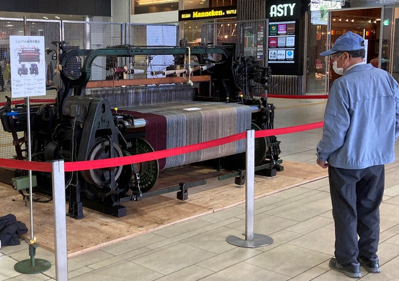 一宮駅にションヘル織機展示 尾州の繊維業知って 13日まで 市内企業の