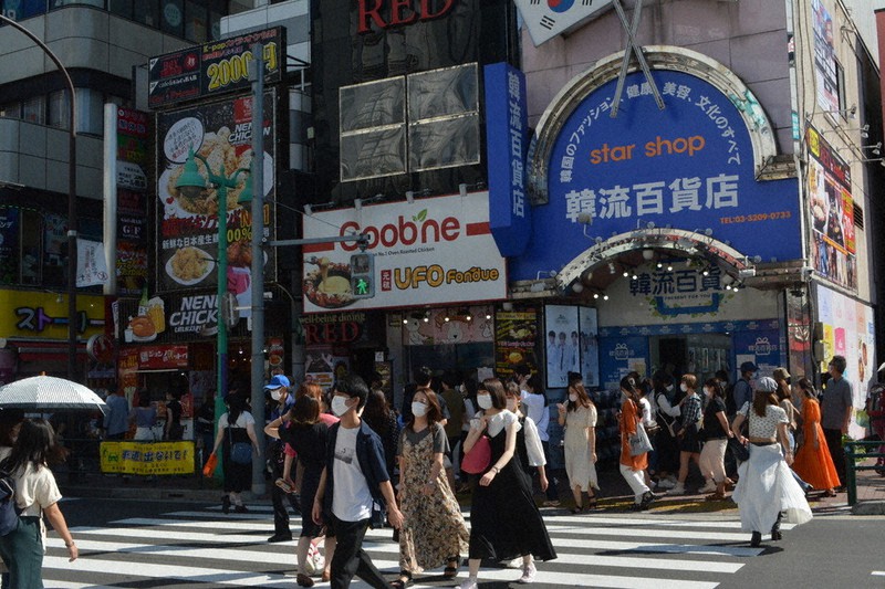 多くの若者らでにぎわう東京・新大久保のコリアンタウン=東京都新宿区で9月20日、金志尚撮影
