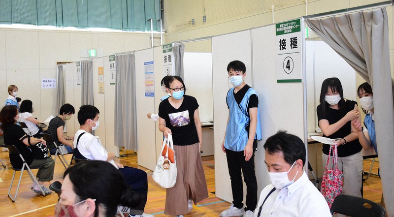 香川県が設けた大規模接種会場「県広域集団接種センター」の各ブースで、順番に新型コロナワクチンの接種を受ける人たち=高松市幸町の香川大で2021年8月2日午前10時51分、潟見雄大撮影