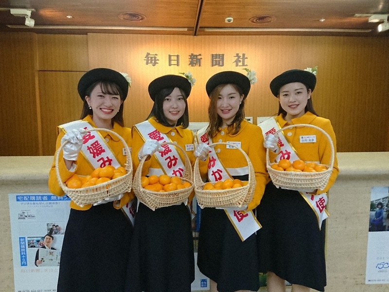 毎日新聞東京本社を訪れPRした愛媛みかん大使