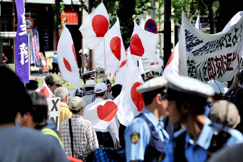 在日コリアンに対する差別表現を叫びながら大阪市の御堂筋を歩くデモ隊=2014年6月8日