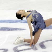 フィギュアスケートのグランプリシリーズ第3戦イタリア大会・女子ショートプログラムでの宮原知子の演技＝2021年11月5日撮影、ロイター