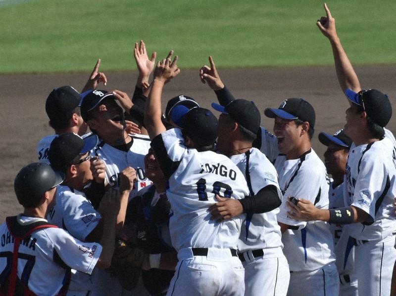 2年連続の本大会出場を決め、マウンド上で喜ぶ四国銀行ナイン=香川県丸亀市のレクザムボールパーク丸亀で2021年10月10日午後2時21分、北村栞撮影