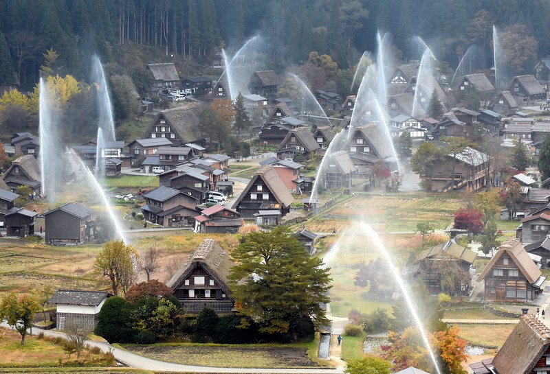 世界遺産・白川郷の合掌集落で放水訓練 59基から水柱次々 | 毎日新聞