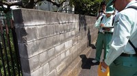 大阪北部地震を受け、川崎市教委が実施したブロック塀調査で、塀のひび割れなどを確認する職員＝川崎市中原区で2018年6月26日、市村一夫撮影