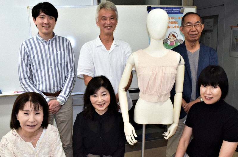 畿央大の村田浩子教授(前列中央)と中西恵理さん(同左)ら、入浴着の開発メンバー=奈良県広陵町で2021年9月17日午後3時15分、塩路佳子撮影