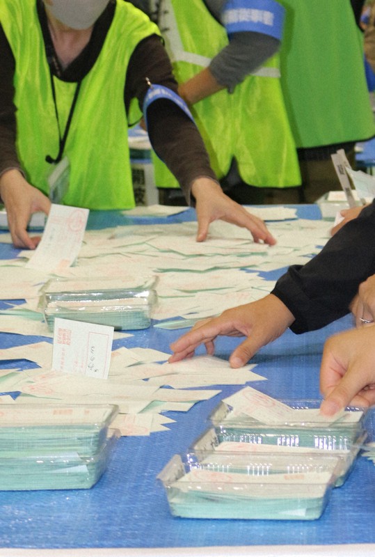 開票作業が進む熊本市の開票所=2021年10月31日、山本泰久撮影