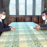 会談に臨む自民党の茂木敏充幹事長（右）と公明党の石井啓一幹事長＝国会内で2021年11月8日午後2時15分、竹内幹撮影