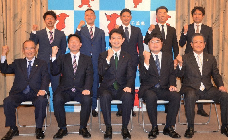 熊谷知事(前列中央)を囲み、拳を握る日本製鉄かずさマジックの渡辺監督(後列左から2人目)とJFE東日本の落合監督(同3人目)ら=千葉県庁で2021年11月8日、真下信幸撮影