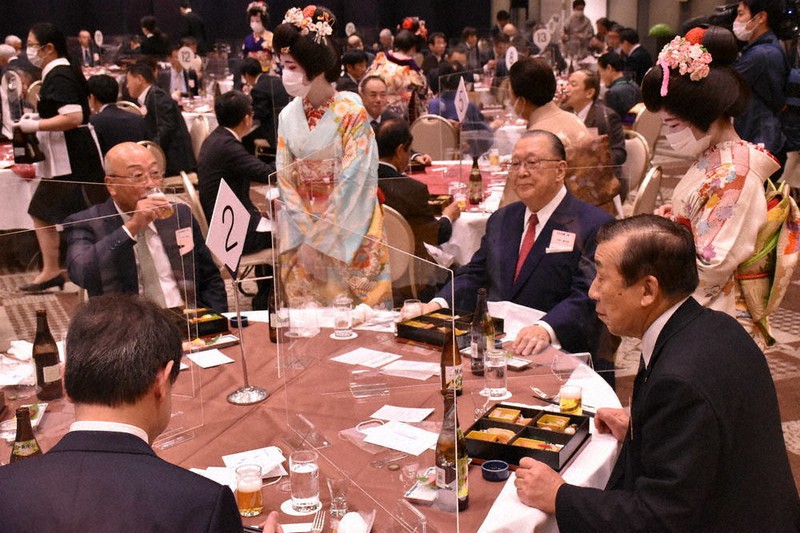 会場には古町芸妓も登場し、宴会は盛り上がりをみせた=新潟市中央区で2021年11月8日、北村秀徳撮影