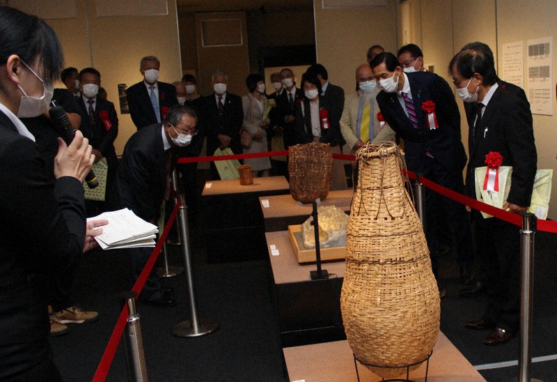 約8000年前の縄文早期の編みかご(奥)と、それを復元した編みかご(手前)=福井県立若狭歴史博物館で
