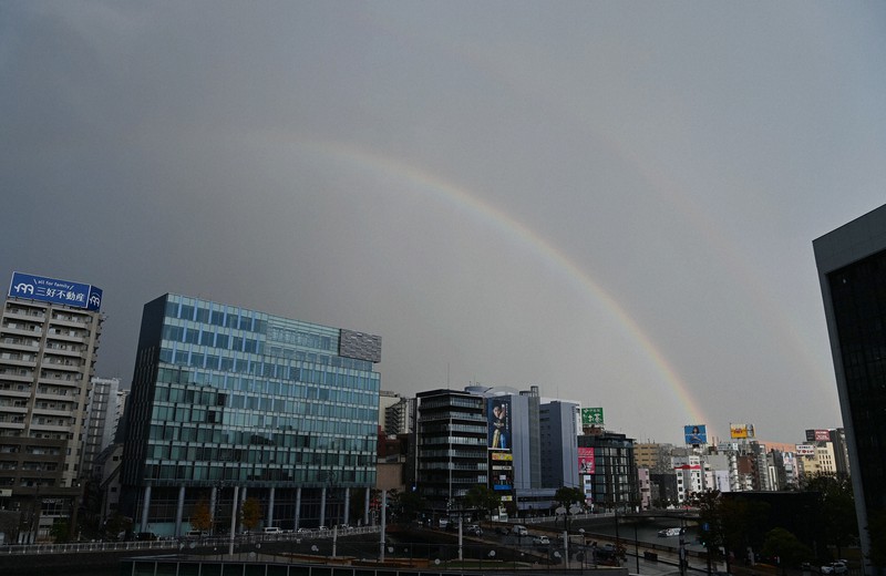 雨の間に空見上げたら くっきり 二重の虹 福岡の空 毎日新聞