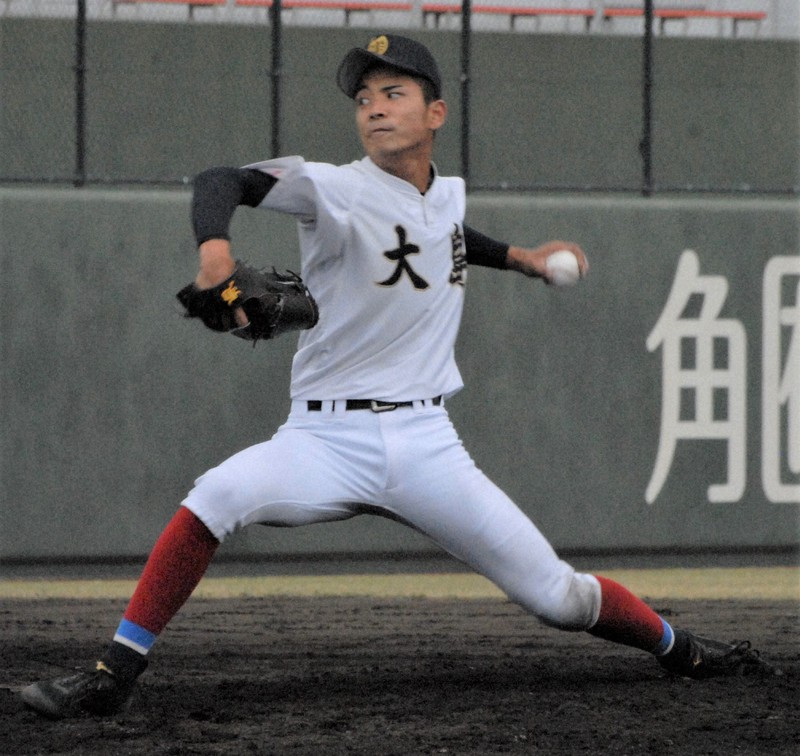 高校野球の秋季九州大会準々決勝で興南を完封した大島の大野=鹿児島市の平和リース球場で2021年11月9日午前11時55分、吉見裕都撮影