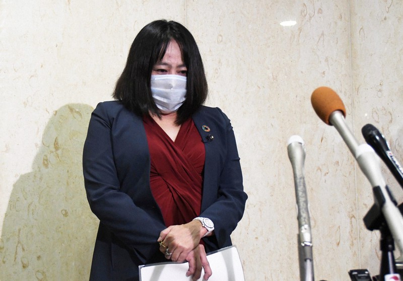 報道陣の取材に応じる木下富美子都議=東京都新宿区の都議会で2021年11月9日午後0時13分、黒川晋史撮影