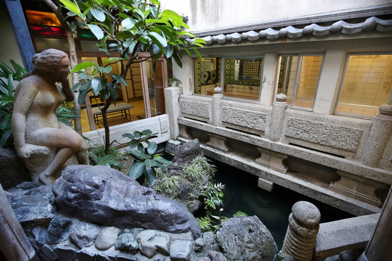 レトロの美：船岡温泉 京都市北区 透かし彫りがぐるり [写真特集5/15