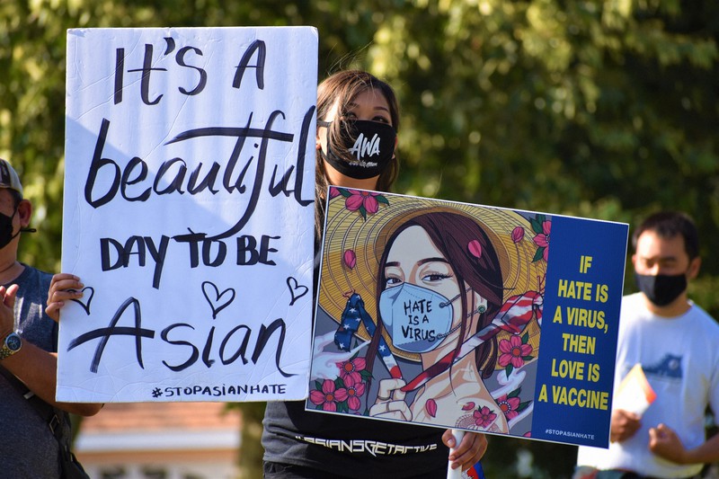ボードを掲げ、アジア系へのヘイトクライムに抗議する女性=米西部カリフォルニア州サンガブリエルで2021年5月22日、福永方人撮影