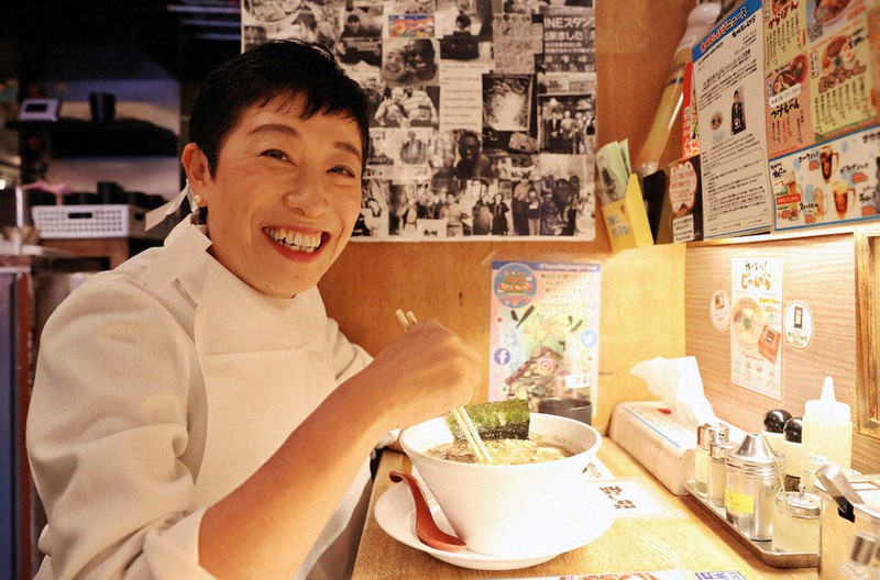 お気に入りのラーメン店で笑顔を見せる辻元清美さん=東京都港区で、幾島健太郎撮影