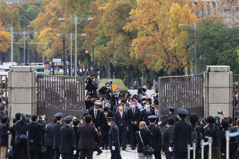 特別国会に出席するため開門と同時に国会に入る議員ら=国会で2021年11月10日午前8時、佐々木順一撮影