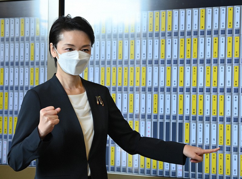 初登院し、登院表示盤のボタンを押す立憲民主党の吉田晴美氏=国会内で2021年11月10日午前10時、宮間俊樹撮影