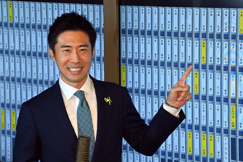 初登院し、登院表示盤のボタンを押す自民党の塩崎彰久氏=国会内で2021年11月10日午前8時27分、宮間俊樹撮影