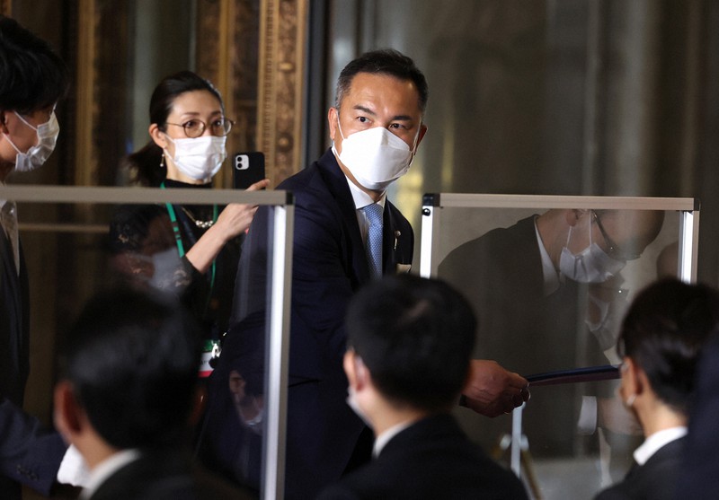 特別国会に出席するため、初登院する鈴木英敬衆院議員(中央)=国会で2021年11月10日午前9時19分、佐々木順一撮影