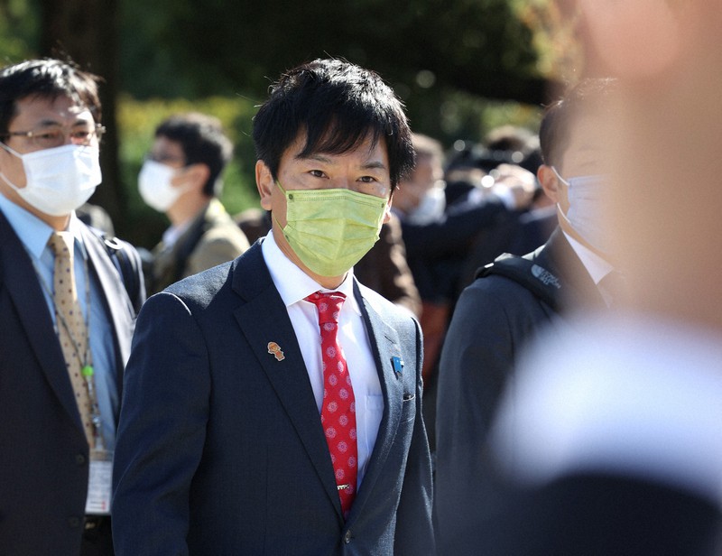特別国会に出席するため、初登院する池下卓衆院議員(中央)=国会で2021年11月10日午前10時13分、佐々木順一撮影