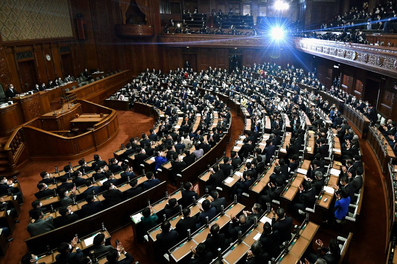 第101代首相に岸田文雄首相を指名した衆院本会議=国会内で2021年11月10日午後2時58分、宮間俊樹撮影